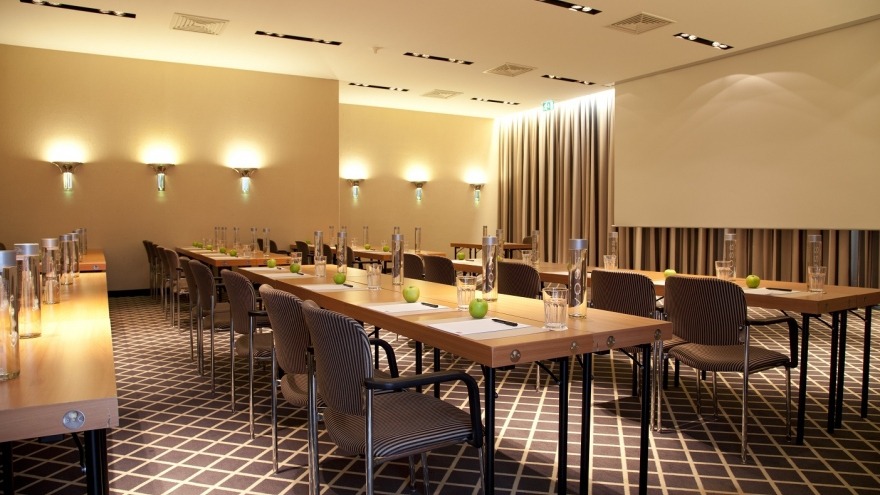 Tagungsraum Berlin I parlamentarische Sitzordnung relexa hotel Berlin - Tagungsraum Berlin I parlamentarische Sitzordnung